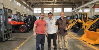 American Clients Tour Excavator Factory at Jining Fulton Machinery